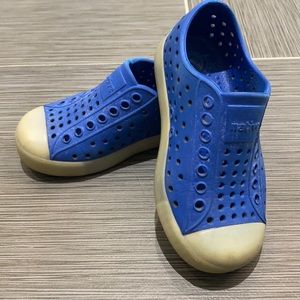 Little boy’s glow sole native shoes size 8C